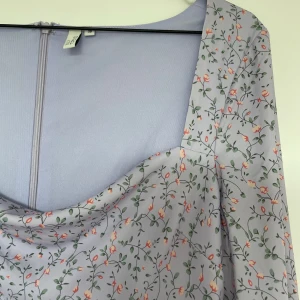 Långärmad klänning - Långärmad sommarklänning med slits i ärmen. Oanvänd från Nelly. 