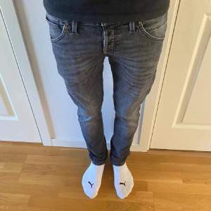 Säljer mina Jack&Jones jeans i den populära modellen ”Glenn” (Slim fit). Skick: 9/10, inga som helst tecken på användning. Nypris: 700kr, mitt pris 150kr 💸 Tveka inte på att höra av dig vid eventuella frågor!