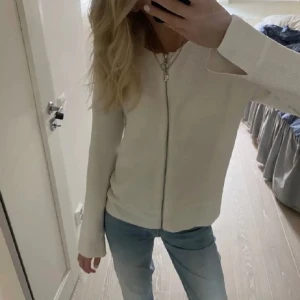 Vit kofta - lånade bilder! superfin och skön kofta 🤍 skriv för egna bilder