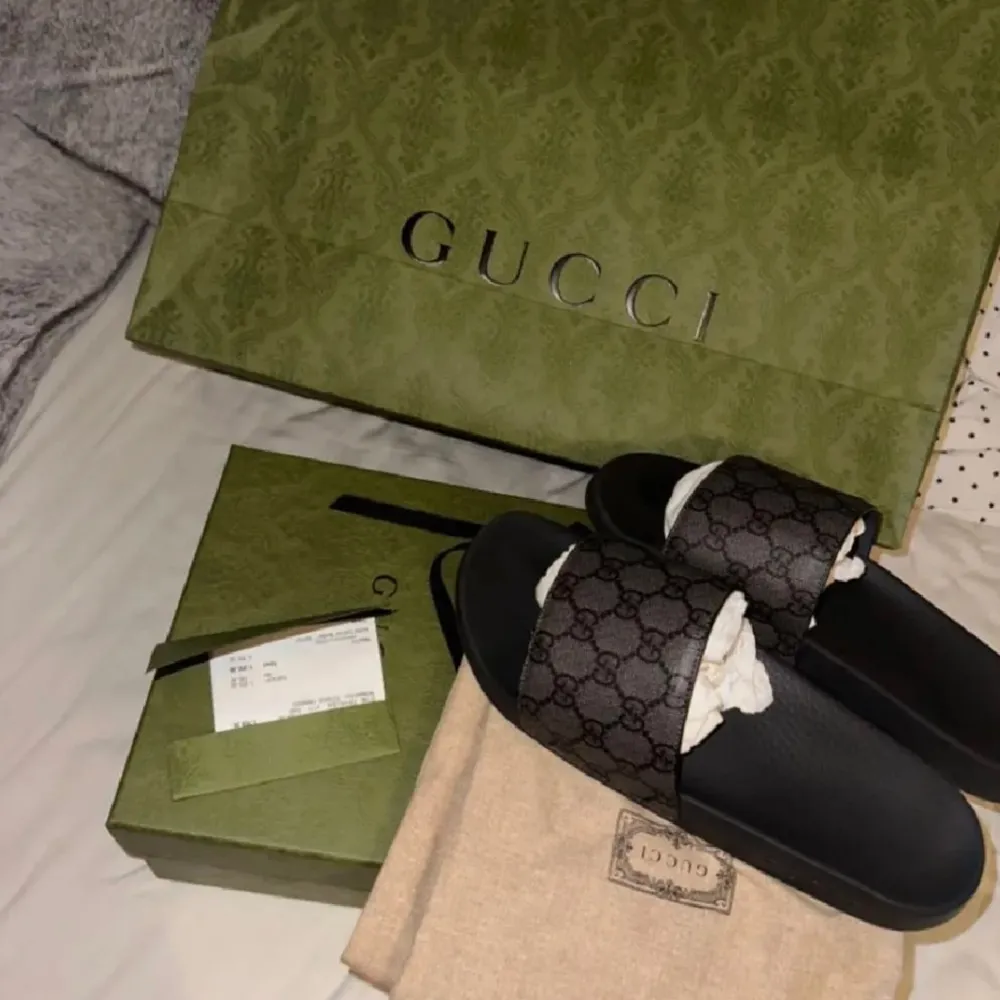 Gucci tofflor  Box och påse till kepsen medföljer✅ Finns i fler färger✅ 37-47✅ Fraktar runt hela Sverige✅ Kan mötas upp i Göteborg📍 Pris:1300kr . Skor.