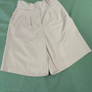 Shorts med hög midja  - Shorts med hög midja  Nya utan prislappen 