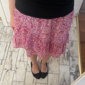 Blommig volang kjol - Volang kjol som passar bra till sommaren. Fint material och innertyg så inte genomskinlig. Använd ett 5 tal gånger och inga defekter🌸😊