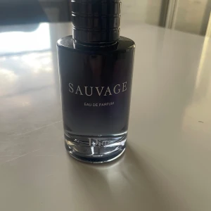 Dior Sauvage EDP  - Dior Sauvage Eau de Parfum, 100 ml, nästan oanvänd. Cirka 90-95 ml kvar.  Säljer den för att den inte används något. Nypris: 1300 kr Mitt pris : 700