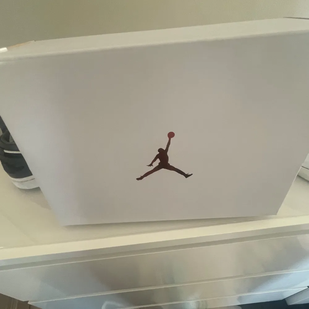 säljer nu mina Nike Air Jordans 1 Low, pga för små för mig i storlek. De är i hyfsad kvalitet och dom tvättas såklart innan leverans. pris kan diskuteras vid snabb affär. Hör av er vid frågor!!. Skor.