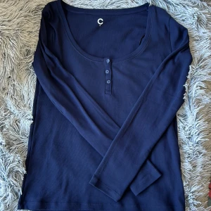 Långärmad tröja - Gjord av bomull, aldrig använt. prislappen är fortfarande på