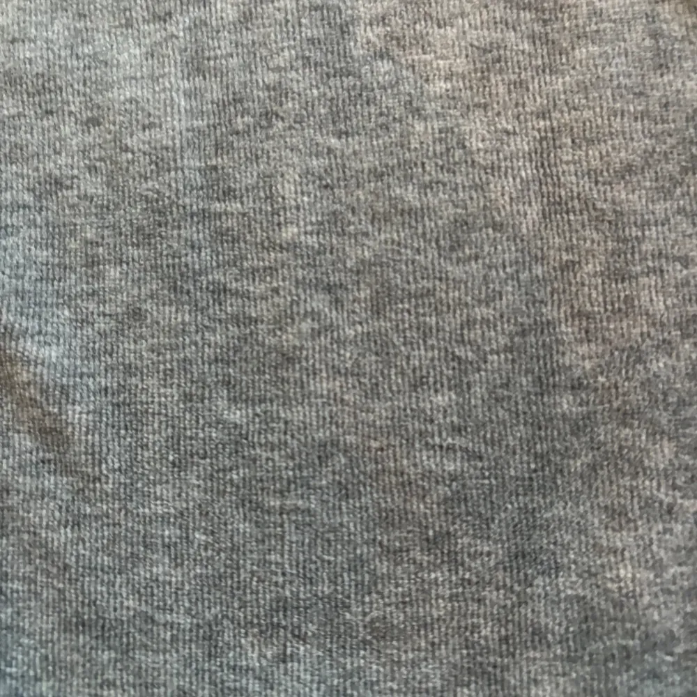 Gråa, sköna mjukisbyxor från Cubus med låg/medelhög midja samt justerbar midja. Storlek: M. Material: 80% bomull + 20% polyester. :). Farkut & Housut.