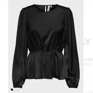 svart blus / topp - helt oanvänd och därmed inga defekter, fråga gärna för fler bilder 😊Kan fixa paketrpis för kläder!