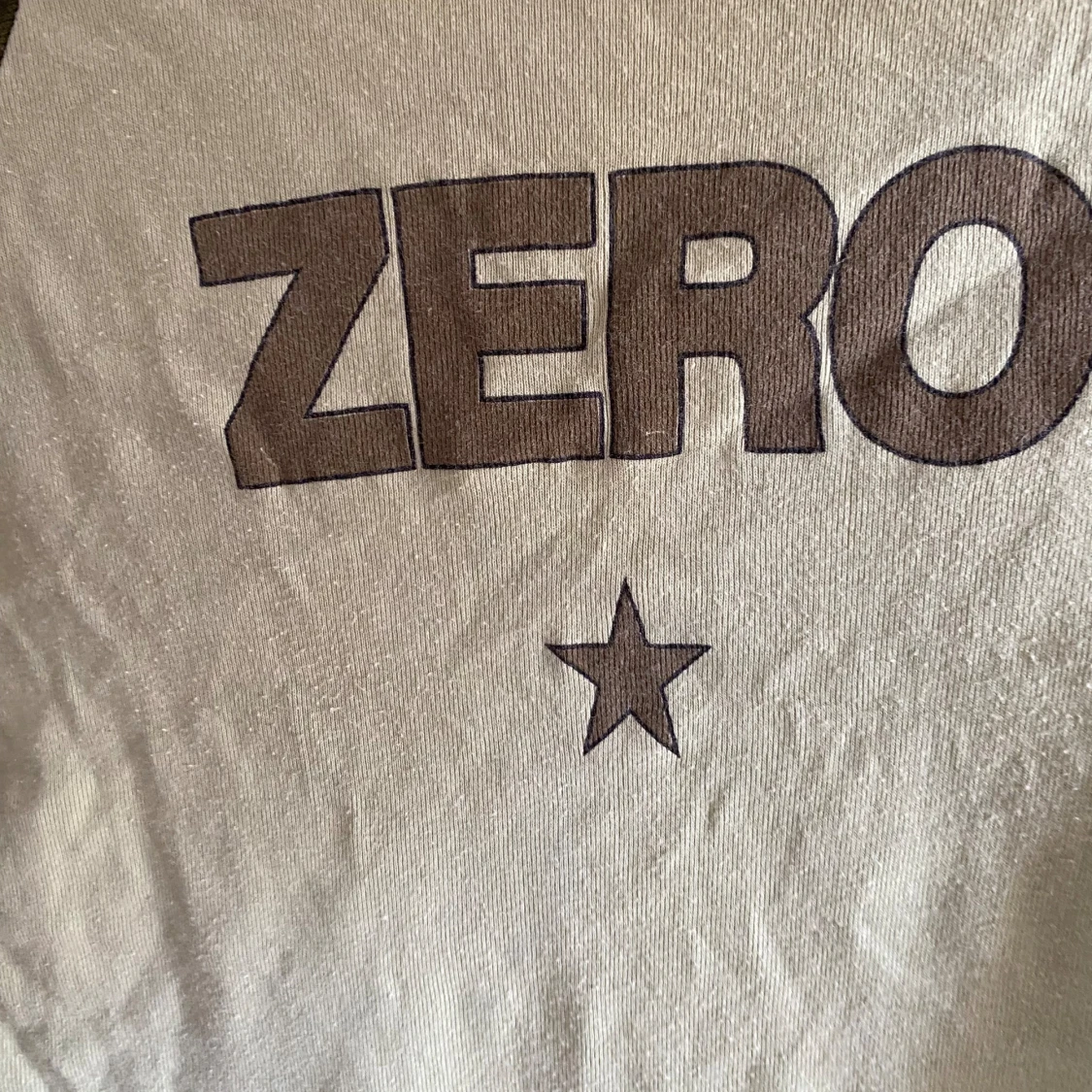 Grön långärmad tröja med texten ZERO - 91