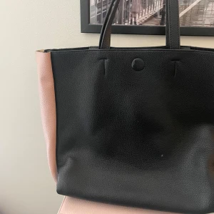 Snygg handväska! - Stor fin handväska som är rosa och svart, stängs med en ”magnet”