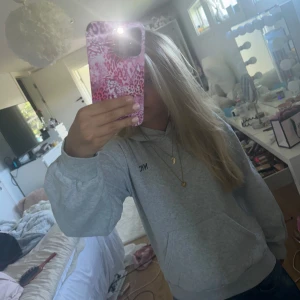 Grå hoodie  - Grå hoodie strlk 12-14, använd max 7 gånger, mycket bra skick.