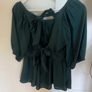 Grön knytblus  - Så fin mörkgrön blus med knyte i ryggen. Knappt använd då den köptes till julafton bara🥰 har som tre mindre fläckar men ingenting man tänker bra, annars bra skick💞