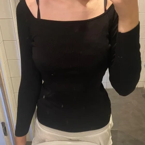 Off-shoulder topp - En svart off-shoulder topp från H&M i storleken S!