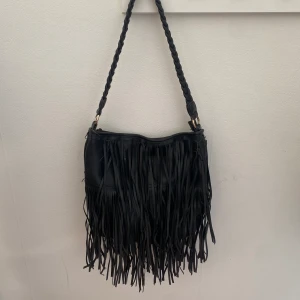 Frans väska  - Super cool bohemisk väska med fransar och flätad rem, säljer då den inte kommer till användning. 