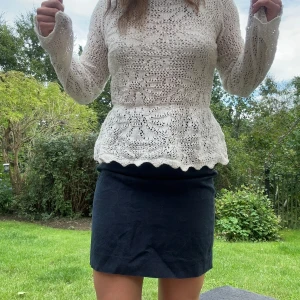 Mörkblå kjol - En enkel och stilren mörkblå  linne-kjol. väldigt välsydd och bra kvalitet. 100% linne. storlek S.