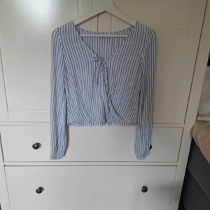 Blus - Fin vit blå randig blus från hollister i stolrek xs
