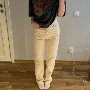 Beigea  jeans - Beigea jeans från Bikbok i storlek 25. Jag är 165cm och de är lite långa på mig.💕