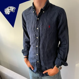 RALPH LAUREN LINNESKJORTA - Ralph lauren skjorta i linne | Skick: 9/10 | Strl M | Vårt pris 599kr | Modellen är 182cm | Hör av dig vid frågor eller funderingar! 