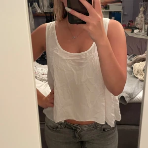 Linne - Säljer detta linne med öppen rygg då det inte kommer till användning. Den är i fint skick då den endast är använd några få gånger. Köparen står för frakten🥰