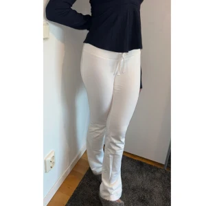 Yoga pants - Helt nya yoga pants från nelly som bara testats på, har sytt de på längderna då de var för långa nu passar de perfekt och jag är 161 cm lång! Inga defekter på de förutom det😊 Pris kan diskuteras vid snabb äffär.