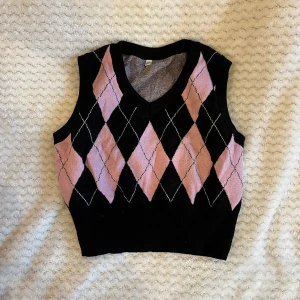 Miniväst - Så fin väst i rosa och svart från Ouchhh. Står strl L men passar mig som har XS-S. Använd 2-3 ggr endast! 