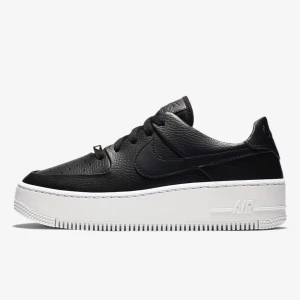 Nike Air Force 1  - Säljer dessa snygga skor från Nike Hör av dig om du vill ha bilder på skona ! ⭐️⭐️⭐️  Skon är 8/10 i skick 👍
