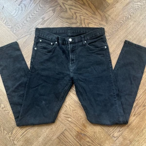 Svarta jeans weekday  - Friday tuned black, Fint skick!  Storlek: W31 L32