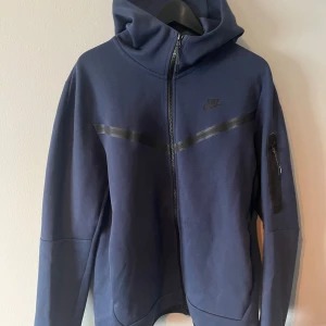Nike Tech Fleece Blå M - Nike tech fleece blå M   Bra skick använd  44cm mellan armhålorna 66cm lång 