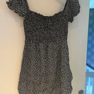 Klänning - Säljer denna söta klänning då jag bara använt den en gång. Den är perfekt på en varm sommardag då den inte är så lång.