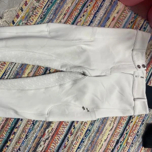 Vita ridbyxor  - Vita ridbyxor ifrån Zacsess säljes, dom är i fint skick! Endast använda några tävlingar🩷Skick för fler bilder🩷