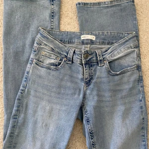 Lågmidjade bootcut jenas - Säljer dessa lågmidjade jeans från Gina tricot då de ej kommer till användning längre! Storlek 36, jag är 167 cm lång och de är perfekta men de skulle även passa någon som är en aning längre! Nypris är 500kr men säljer för 250kr!💕