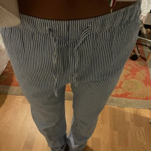 Randiga mjukisbyxor - Randiga pyjamasbyxor/mysbyxor från Lexington. Sparsamt använda. Inga defekter förrutom två pyttesmå gröna färgprickar på framsidan av ena benet som inte märks (sista bilden)! 🤍🤍💙