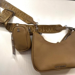 Steve madden axelremsväska  - Steve madden axelremsväska i beige färg, nyköpt oanvänt skick!  Priset kan diskuteras vid snabb affär.