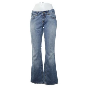 Hilfiger jeans - Tommy hilfiger jeans med mönster på bakfickorna!! Låg/mid waist bootcut 