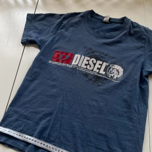 Vintage Diesel tee  - * 48 cm bredd, 62 cm höjd vilket ger en mer boxy fit —> mellan S och XS * Distressed tryck och trasig tag men annars i mycket bra skick 