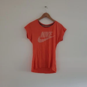 Orange Nike T-shirt - Bra skick
