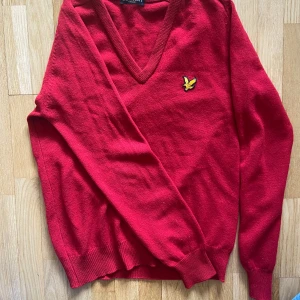 Lyle & Scott Sweatshirt (V-neck) - V-neck sweatshirt  Röd Vintage Lyle&Scott Aldrig använt, bra skick  Stlk M 