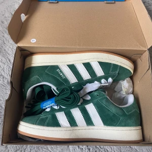 Gröna adidas campus 00s - Helt oanvända super snygga gröna adidas campus✨💕