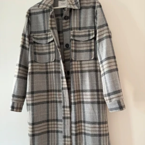 Lång höstkappa, ofodrad - Lång höstkappa i storlek S Använt skick men fortfarande fin och fläckfri.