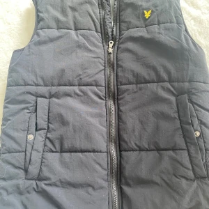 väst lyle and scott - Använd en gång stolek 150/160