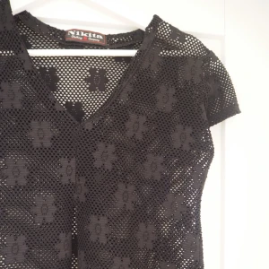 Svart genomskinlig topp med blommönster - Jättesnygg topp med slits en bit upp på magen✨