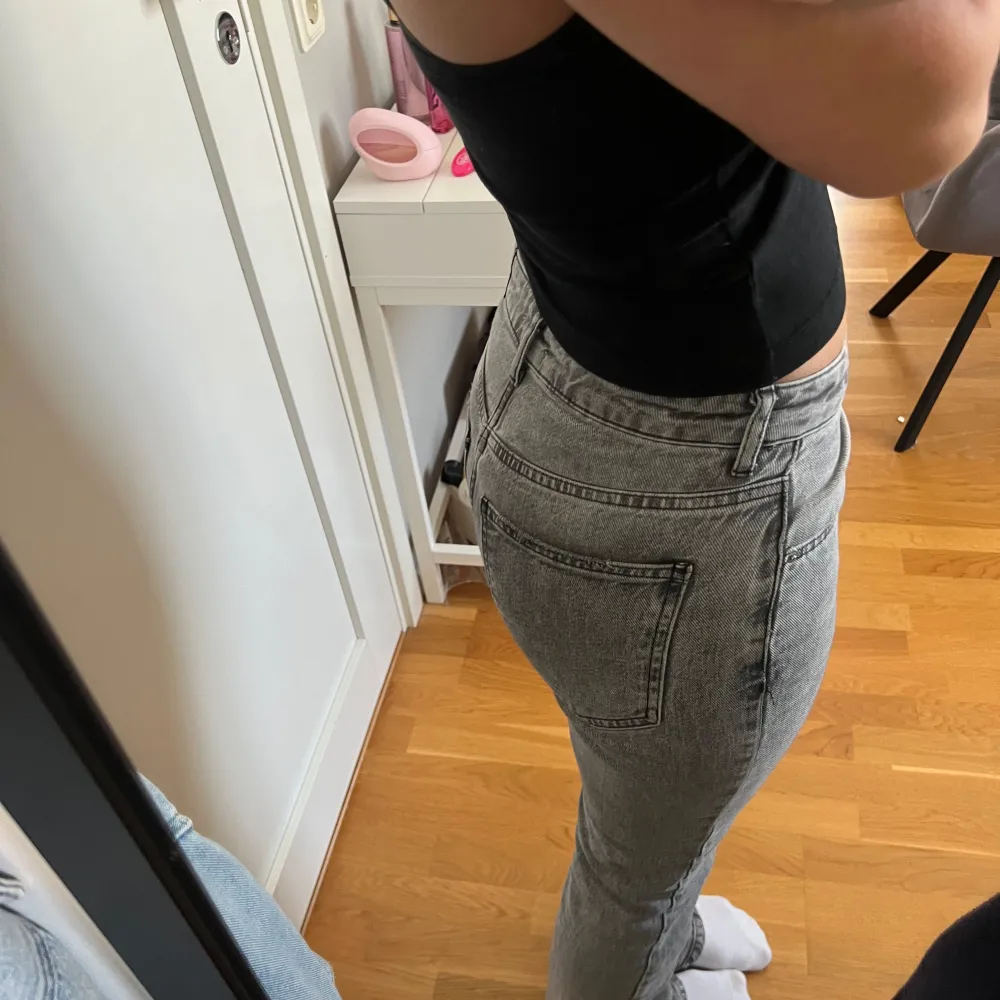 Ett par grå jeansbyxor i storlek S. Säljer för att dom börjar bli försmå . Jeans & Byxor.