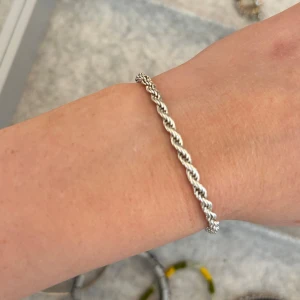 Silver armband  - 925 silver armband, använd få gånger och säljer pågrund av att det är en aning för stort