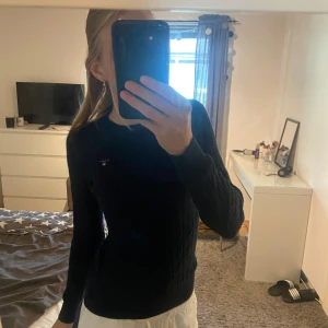 Gant tröja - Säljer denna gant tröja då den inte används längre. Storlek XS. Mycket bra skick. Köpt för 1600kr säljer för 400kr men pris kan diskuteras. Färg marinblå
