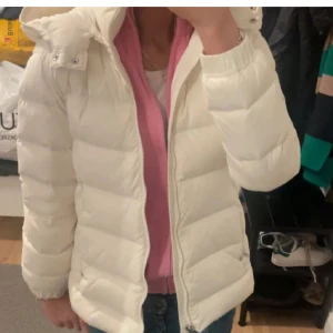 Vit Ralph Lauren jacka  - En vit jätte fin dunjacka från Ralph Lauren. Säljer då den inte passa mig. Den är i storlek L i barn men det är ungefär xs/s❤️