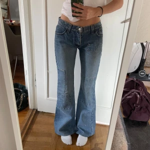 Vintage lowwaist bootcut jeans - Säljer dessa jättefina lowwaist bootcut vintage jeans från vintagemärket ”Onyx”. De har ett snyggt mönster på framsidan och är jättefräscha i tyget då jag använt de väldigt sparsamt. Midjemåttet är 36cm och Innerbenslängden är 75 cm❣️Skriv för prisförslag eller fler bilder