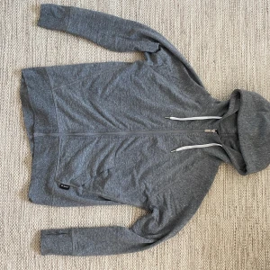 Grå hoodie med dragkedja  - Grå hoodie med dragkedjaboch vita band i bra skick!🫶🏼