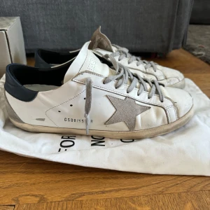 Golden Goose skor - Bra skick, använda denna sommar enbart. Storlek 43. Dustbag och box medföljer.