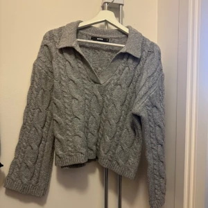 Grå stickad topp - Stickad tröja från bikbok i xs, har matchande kjol längre ner med prislappen kvar på ifall ni vill ha hela setet. Accepterar de flesta bud o pris kan diskuteras💖