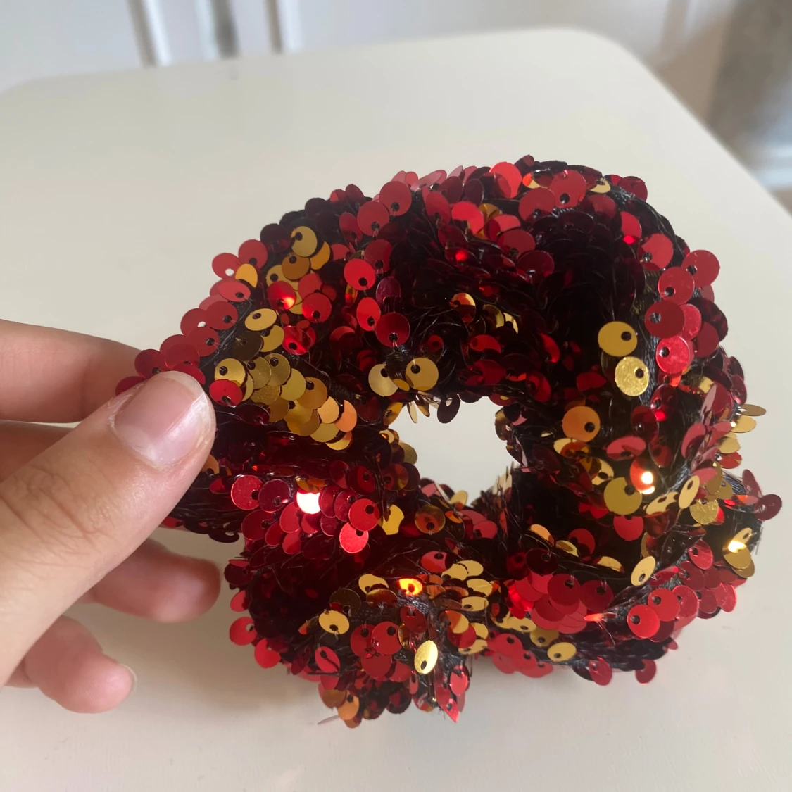 Röd och guld paljett diadem - 90