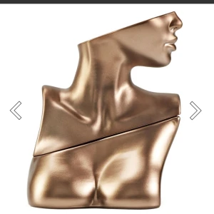 Billie eilish parfym  - Hej jag säljer min billie eilish parfym i 50ml som jag köpt för ungefär 800 för några månader sedan❤️ det är ganska mycket kvar i den❤️halva ungefär,skriv för bilder och frågor! 